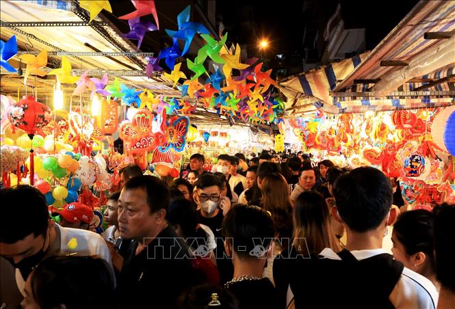 Du khách tham quan, mua sắm tại Phố lồng đèn Lương Nhữ Học. Ảnh: Hồng Đạt - TTXVN
