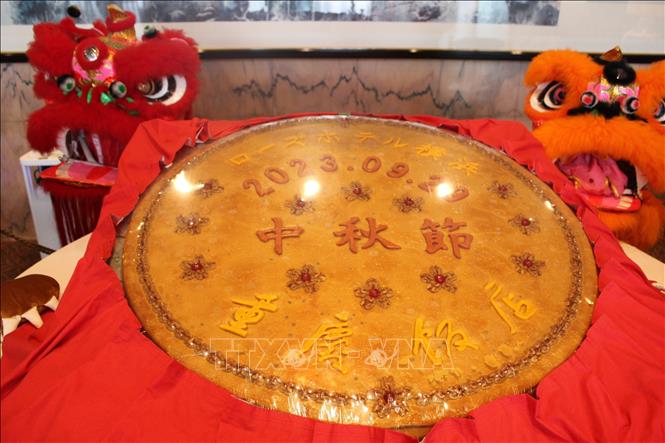 Chiếc bánh Trung thu khổng lồ tại Khu phố người Hoa Yokohama. Ảnh: Phạm Tuân - PV TTXVN tại Nhật Bản
