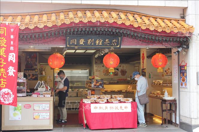 Một cửa hàng bán bánh Trung thu trong Khu phố người Hoa Yokohama. Ảnh: Phạm Tuân - PV TTXVN tại Nhật Bản
