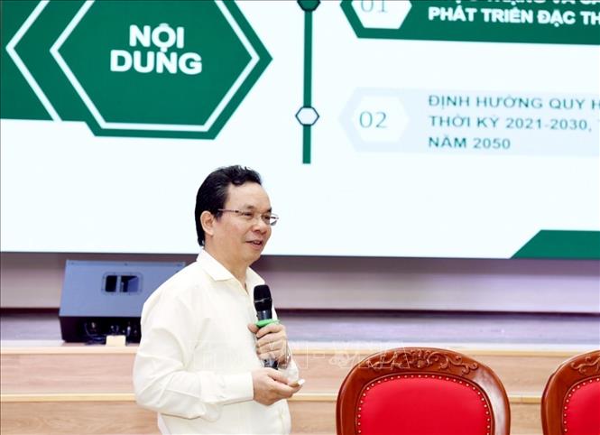 GS.TS Hoàng Văn Cường, Phó Hiệu trưởng Trường Đại học Kinh tế Quốc dân trình bày tham luận tại Hội thảo. Ảnh: TTXVN phát