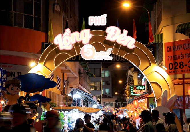 Lantern street on Luong Nhu Hoc street, District 5 in Ho Chi Minh City. VNA Photo: Hồng Đạt 