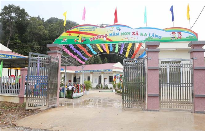Hệ thống cơ sở vật chất trường học được đầu tư kiên cố khang trang, đảm bảo cho việc dạy và học. Ảnh: Quý Trung - TTXVN