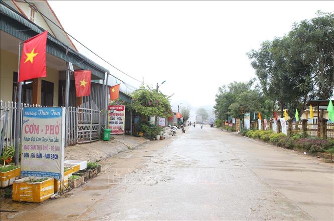Trục đường trung tâm xã được đầu tư kiên cố khang trangm, diện mạo xã biên giới được đổi thay. Ảnh: Quý Trung – TTXVN