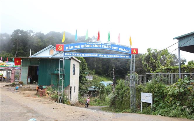 Cổng bản Mé Gióng xã biên giới Ka Lăng, huyện Mường Tè được đổi thay từng ngày, diện mạo bản làng ngày một khang trang. Ảnh: Quý Trung - TTXVN