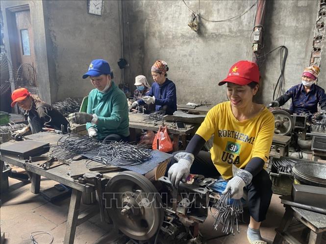 Nghề rèn Bàn Mạch tại xã Lý Nhân, huyện Vĩnh Tường (Vĩnh Phúc) tạo nhiều việc làm cho lao động nông thôn. Ảnh: TTXVN phát