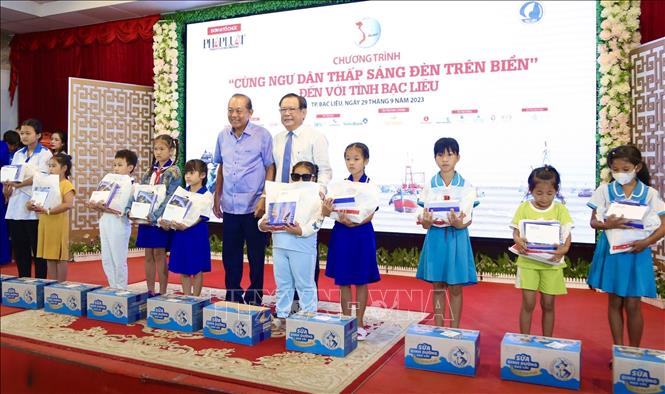 Trao học bổng cho các em học sinh tại chương trình. Ảnh: TTXVN phát