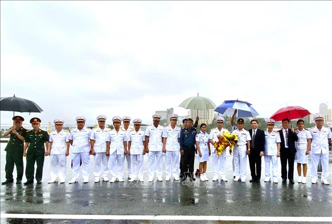 A delegation and Ship 263 of the Naval Region 3 Command under the Vietnam People's Navy visits units under the Royal Cambodian Navy in Preah Sihanouk province. Photo by courtesy/VNA