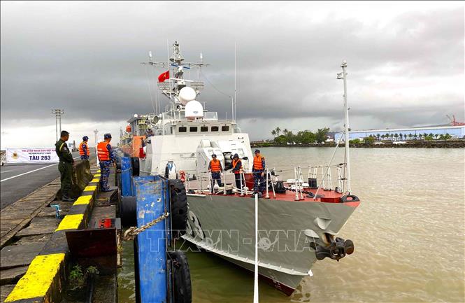 A delegation and Ship 263 of the Naval Region 3 Command under the Vietnam People's Navy visits units under the Royal Cambodian Navy in Preah Sihanouk province. Photo by courtesy/VNA