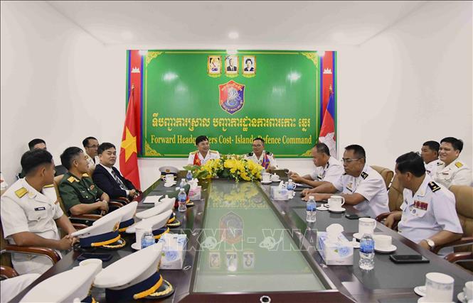 The Vietnamese delegation led by Colonel Trinh Xuan Tung, Deputy Commander and Chief of the Staff of the Naval Region 3, holds talks with units of the coastal and island defence command and Ream Naval Base of the Royal Cambodian Navy. Photo by courtesy/VNA