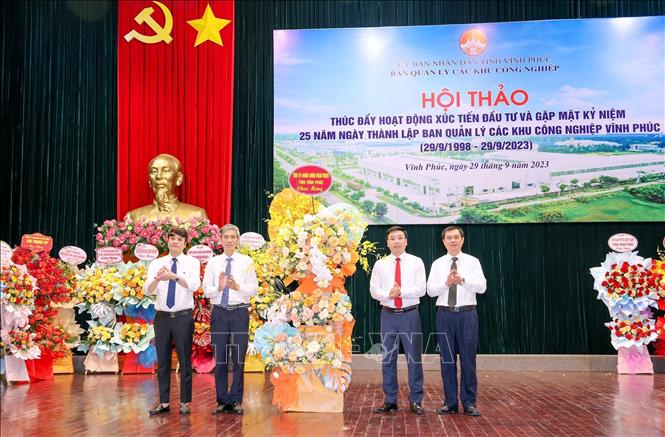 Phó trưởng Đoàn đại biểu Quốc hội tỉnh Vĩnh Phúc Nguyễn Văn Mạnh (thứ 2, phải sang) tặng hoa chúc mừng lãnh đạo Ban quản lý các KCN Vĩnh Phúc. Ảnh: Hoàng Hùng – TTXVN