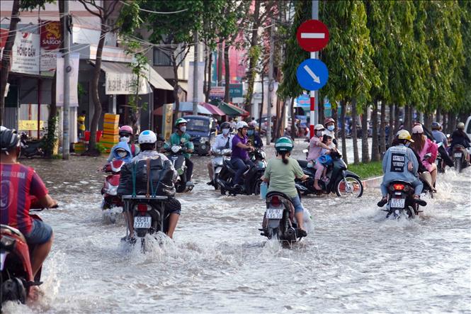 Nước ngập trên đường Nguyễn Văn Cừ (đoạn từ chân cầu cồn Khương đến ngã tư đường Cách Mạng Tháng Tám, quận Ninh Kiều), chiều 29/9. Ảnh: Thanh Liêm - TTXVN