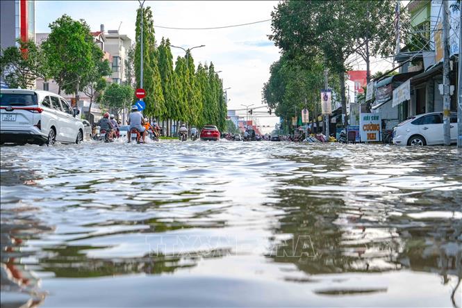 Nước ngập trên đường Nguyễn Văn Cừ (đoạn từ chân cầu cồn Khương đến ngã tư đường Cách Mạng Tháng Tám, quận Ninh Kiều), chiều 29/9. Ảnh: Thanh Liêm - TTXVN