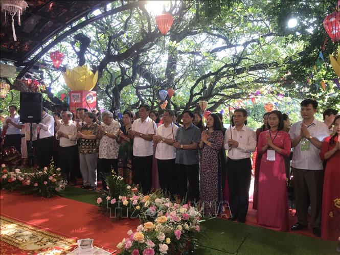 Các đại biểu dâng hương trước đền Sinh, đền Thánh hóa ở thành phố Chí Linh, Hải Dương. Ảnh: Tiến Vĩnh - TTXVN