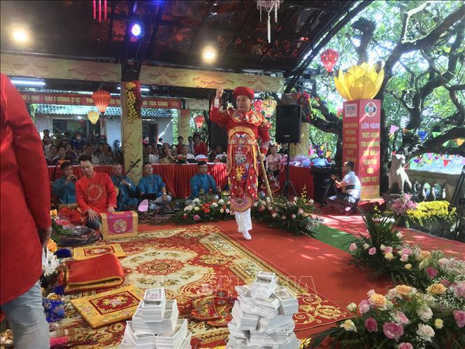 Thanh đồng đang diễn giá đồng tại liên hoan. Ảnh: Tiến Vĩnh - TTXVN