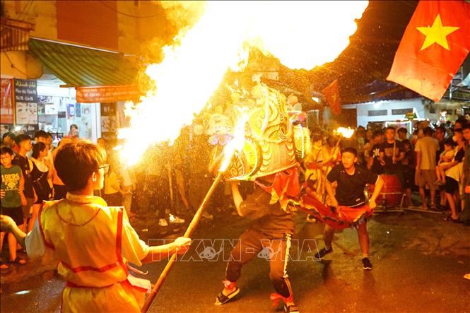 Múa sư tử, thổi lửa dần trở thành nét văn hóa riêng của thôn Cao Hạ mỗi dịp tết Trung thu về. Ảnh: Khánh Hoà - TTXVN