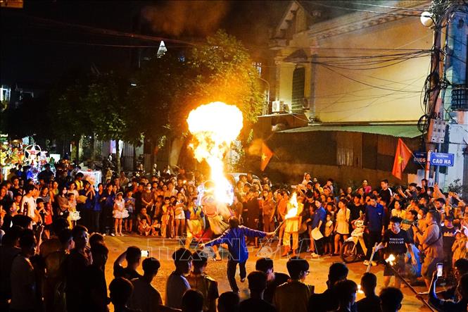 Múa sư tử, thổi lửa là một trong những hoạt động vui Tết Trung thu độc đáo của thôn Cao Hạ. Ảnh: Khánh Hoà - TTXVN