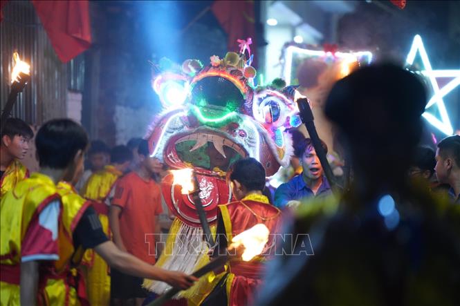 Đoàn múa sư tử rước quanh thôn Cao Hạ (xã Đức Giang, huyện Hoài Đức, Hà Nội). Ảnh: Phạm Tuấn Anh - TTXVN
