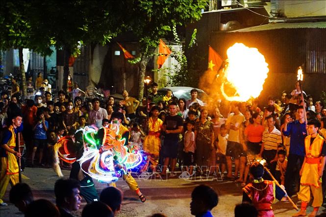 Màn trình diễn múa sư tử, thổi lửa ở thôn Cao Hạ trong Tết Trung thu 2023. Ảnh: Khánh Hoà - TTXVN