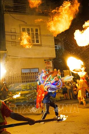 Múa sư tử, thổi lửa là một trong những hoạt động vui Tết Trung thu độc đáo của thôn Cao Hạ. Ảnh: Khánh Hoà - TTXVN