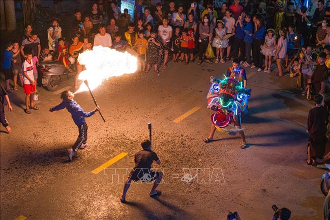 Màn trình diễn múa sư tử, thổi lửa ở thôn Cao Hạ Tết trung thu 2023. Ảnh: Phạm Tuấn Anh - TTXVN