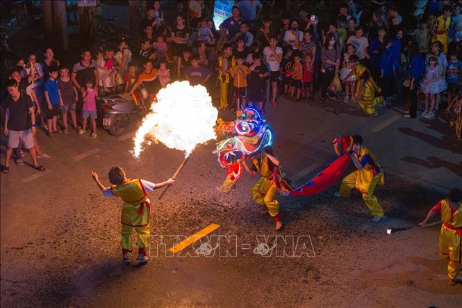 Màn trình diễn múa sư tử, thổi lửa ở thôn Cao Hạ trong Tết Trung thu 2023. Ảnh: Phạm Tuấn Anh - TTXVN