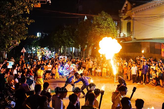 Màn trình diễn múa sư tử, thổi lửa ở thôn Cao Hạ Tết trung thu 2023. Ảnh: Khánh Hoà - TTXVN