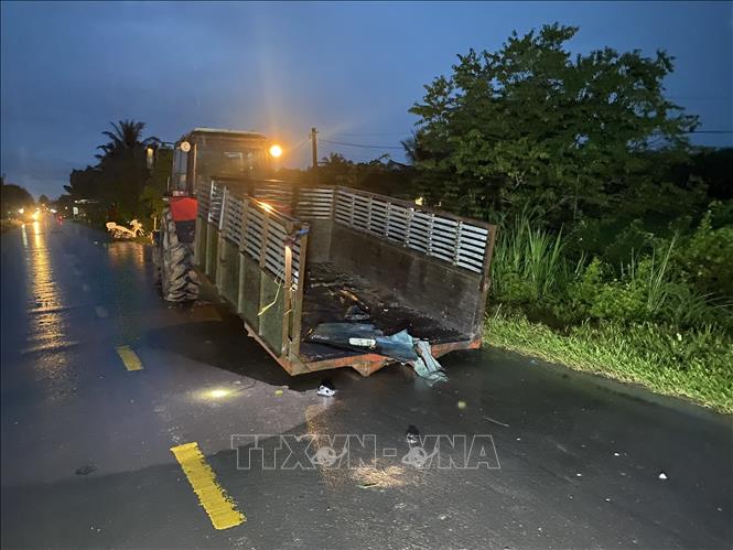 Hiện trường vụ tai nạn, phía sau rơ-moóc của xe máy kéo bị hư hỏng. Ảnh: TTXVN phát