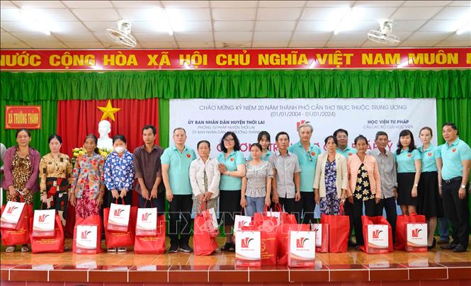 Trao quà cho các hộ dân có hoàn cảnh khó khăn của huyện Thới Lai. Ảnh: Thanh Liêm - TTXVN