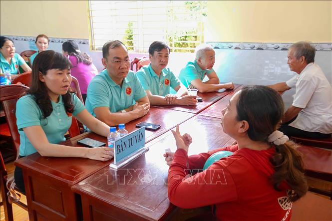 Các luật sư, chuyên gia tư vấn pháp lý cho người dân huyện Thới Lai. Ảnh: Thanh Liêm - TTXVN