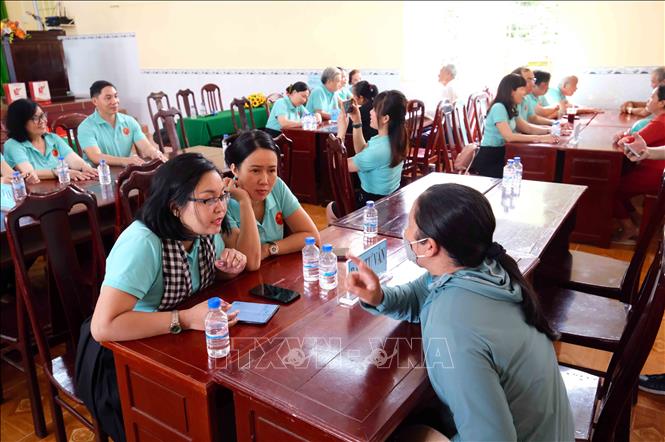 Các luật sư, chuyên gia tư vấn pháp lý cho người dân huyện Thới Lai. Ảnh: Thanh Liêm - TTXVN