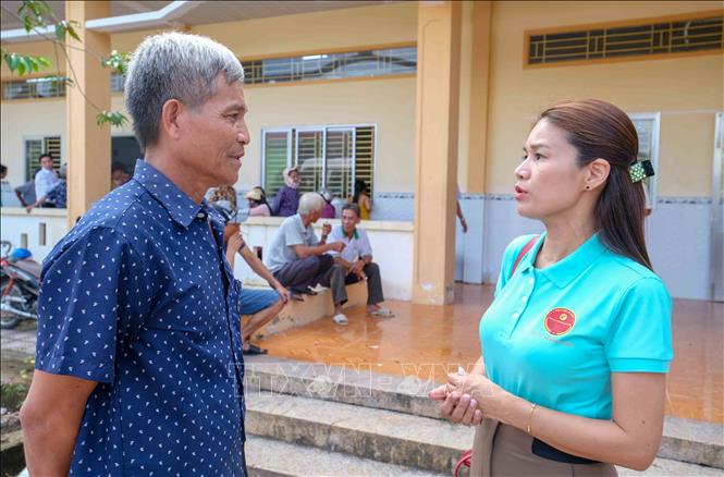 Người dân trao đổi các thắc mắc về pháp luật với luật sư tại buổi tư vấn pháp lý do Học viện Tư pháp tổ chức diễn ra ở xã Trường Thành, huyện Thới Lai. Ảnh: Thanh Liêm - TTXVN