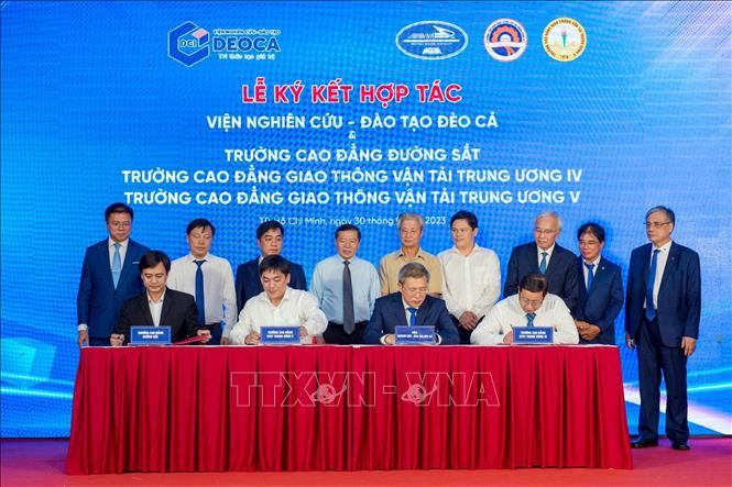 Viện Nghiên cứu - Đào tạo Đèo Cả (DCI) ký kết hợp tác với các đối tác trong lĩnh vực giao thông vận tải. Ảnh: Tiến Lực – TTXVN