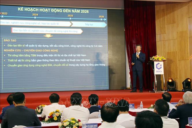 Lãnh đạo Viện Nghiên cứu - Đào tạo Đèo Cả (DCI) giới thiệu định hướng phát triển. Ảnh: Tiến Lực – TTXVN