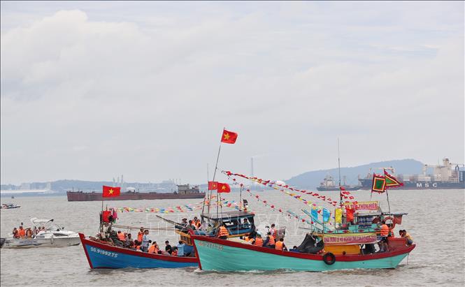 Quang cảnh đoàn ghe và thuyền Nghinh Ông trên biển. Ảnh: Thu Hương - TTXVN