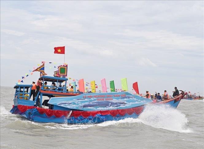 Thuyền Nghinh Ông dẫn đầu đoàn ra biển. Ảnh: Thu Hương - TTXVN