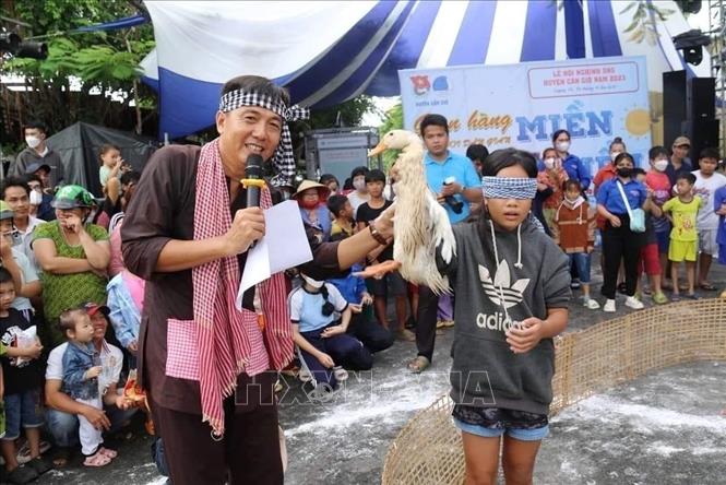 Khu vực trò chơi dân gian miền biển được nhiều người dân hưởng ứng. Ảnh: Thu Hương - TTXVN