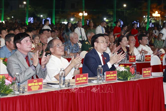 Chủ tịch Quốc hội Vương Đình Huệ và các đại biểu dự Lễ kỷ niệm 60 năm thành lập thành phố Vinh. Ảnh: Doãn Tấn – TTXVN