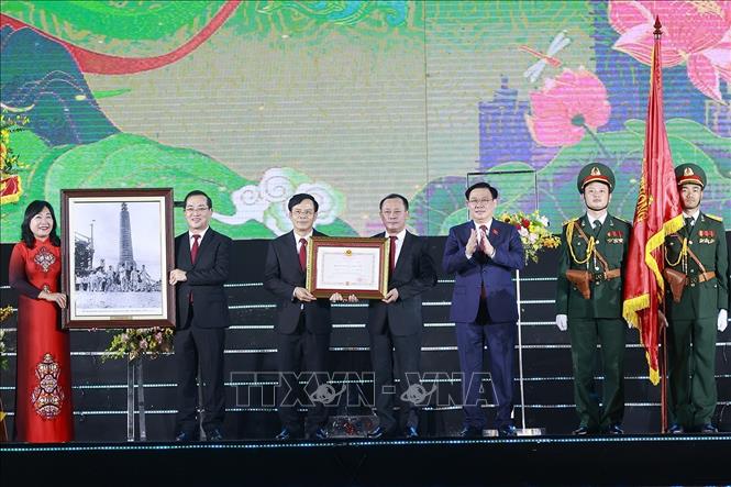 Chủ tịch Quốc hội Vương Đình Huệ trao Huân chương Độc lập hạng Nhì và tặng ảnh Bác Hồ, chúc mừng Đảng bộ, chính quyền và nhân dân thành phố Vinh. Ảnh: Doãn Tấn – TTXVN