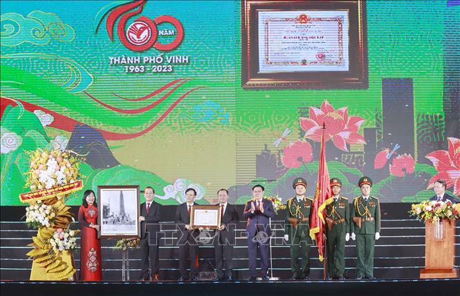 Chủ tịch Quốc hội Vương Đình Huệ trao Huân chương Độc lập hạng Nhì và tặng ảnh Bác Hồ, chúc mừng Đảng bộ, chính quyền và nhân dân thành phố Vinh. Ảnh: Doãn Tấn – TTXVN
