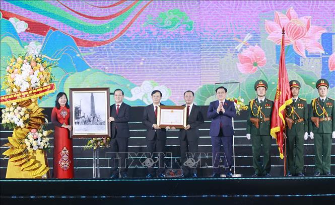 Chủ tịch Quốc hội Vương Đình Huệ trao Huân chương Độc lập hạng Nhì và tặng ảnh Bác Hồ, chúc mừng Đảng bộ, chính quyền và nhân dân thành phố Vinh. Ảnh: Doãn Tấn – TTXVN