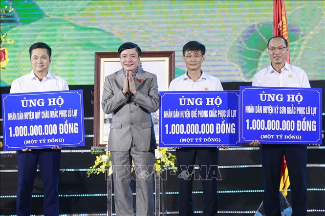 Tổng thư ký Quốc hội, Chủ nhiệm Văn phòng Quốc hội Bùi Văn Cường trao biển tượng trưng ủng hộ cho nhân dân 3 huyện Quỳ Châu, Quế Phong và Kỳ Sơn, mỗi huyện 1 tỷ đồng nhằm góp phần hỗ trợ, khắc phục hậu quả thiên tai. Ảnh: Doãn Tấn - TTXVN