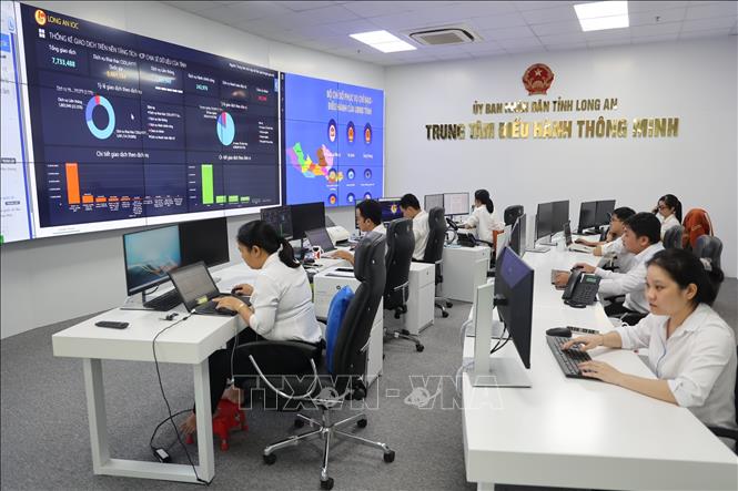 Các kỹ sư và nhân viên của Trung tâm Điều hành thông minh tỉnh Long An vận hành Hệ thống Điều hành thông minh tỉnh. Ảnh: Minh Hưng - TTXVN
