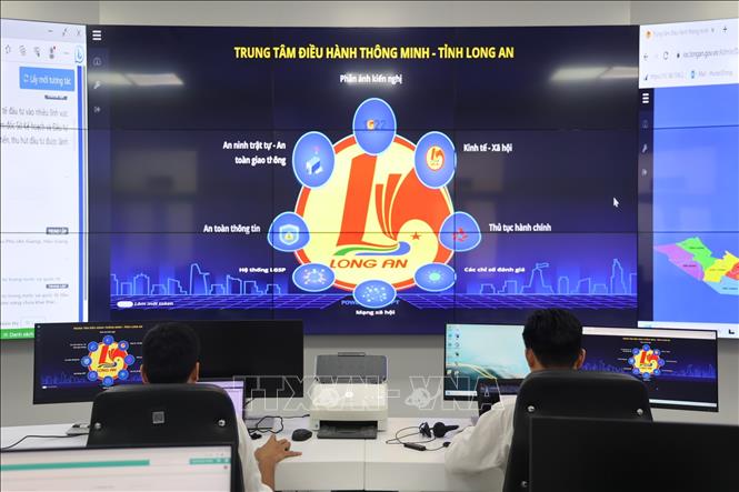 Hệ thống màn hình trực quan theo dõi các chỉ số điều hành của tỉnh tại Trung tâm Điều hành thông minh tỉnh Long An. Ảnh: Minh Hưng - TTXVN