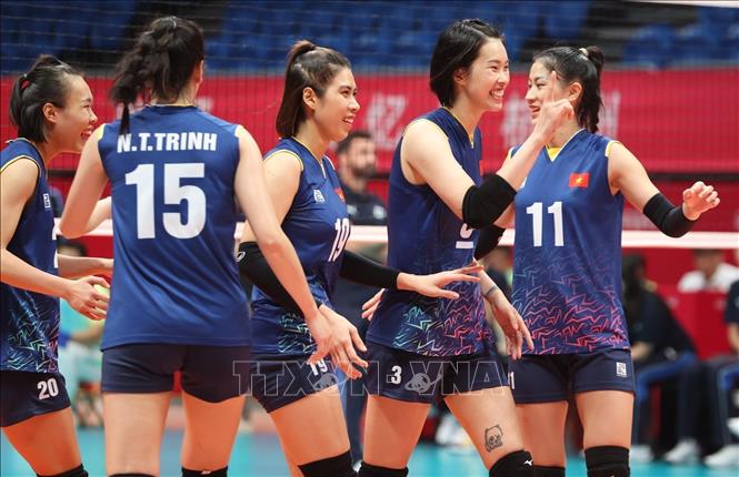Vietnamese players rejoice at a win during the match against RoK team. VNA Photo: Hoàng Linh 