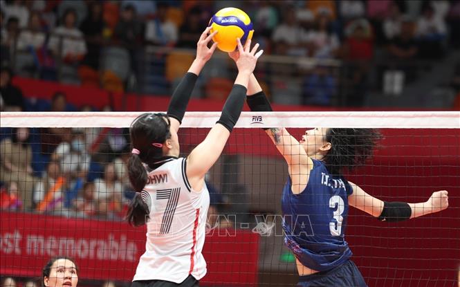 An attack from a Vietnamese player during the volleyball match. VNA Photo: Hoàng Linh 