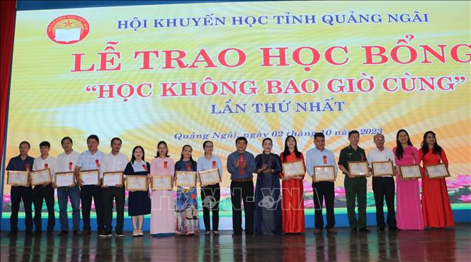 Ban tổ chức trao học bổng cho các gương mặt tiêu biểu. Ảnh: Đinh Hương - TTXVN
