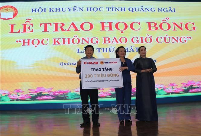 Tập đoàn Hoa Lâm (Quảng Ngãi) trao tặng Hội Khuyến học tỉnh Quảng Ngãi 200 triệu đồng. Ảnh: Đinh Hương - TTXVN