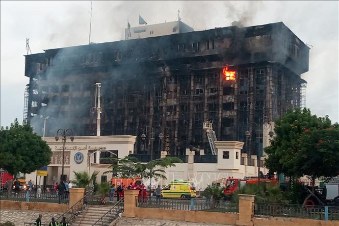 Hiện trường vụ cháy trụ sở cảnh sát ở thành phố Ismailia, Ai Cập ngày 2/10/2023. Ảnh: AFP/TTXVN