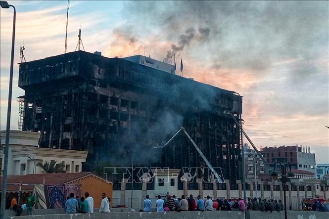 Hiện trường vụ cháy trụ sở cảnh sát ở thành phố Ismailia, Ai Cập ngày 2/10/2023. Ảnh: AFP/TTXVN
