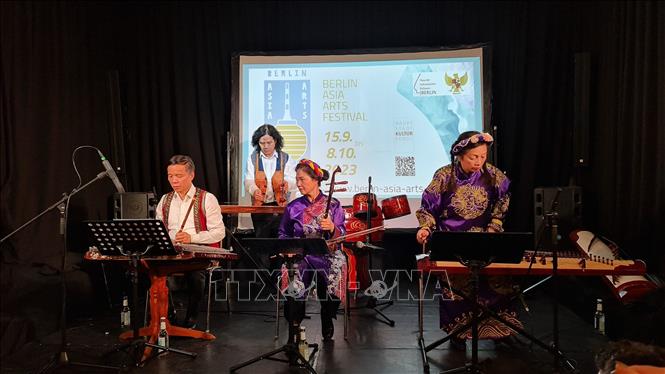 The Hoa Sen (Lotus) quartet of Vietnam performs at the festival. VNA Photo: Vũ Tùng
